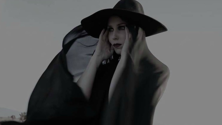 Chelsea Wolfe repite impacto visual con Kings