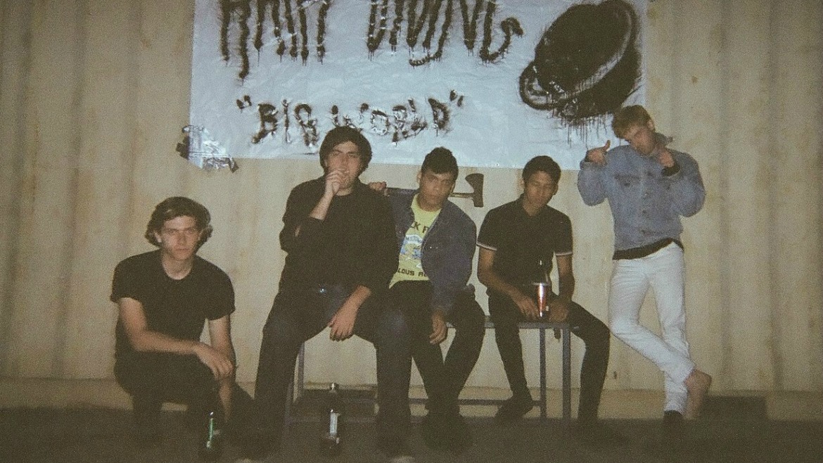 Escucha Big World, el debut de Happy Diving