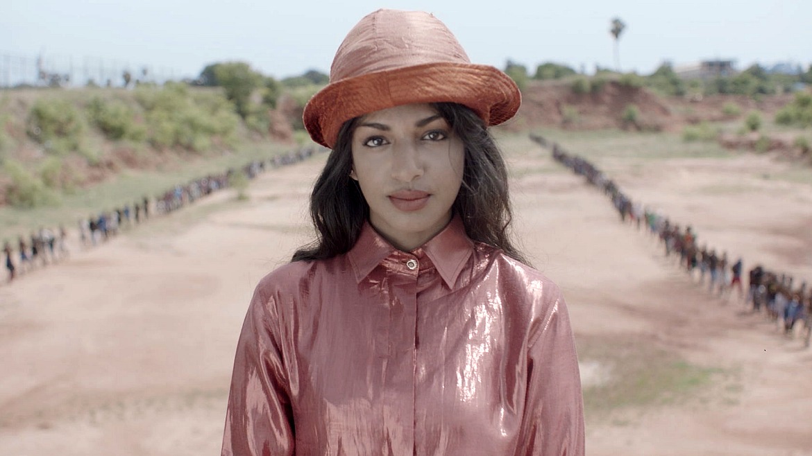 M.I.A. se dirige en el clip de Borders