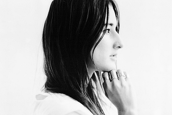 Fall black, tema inédito en las autoversiones de Zola Jesus