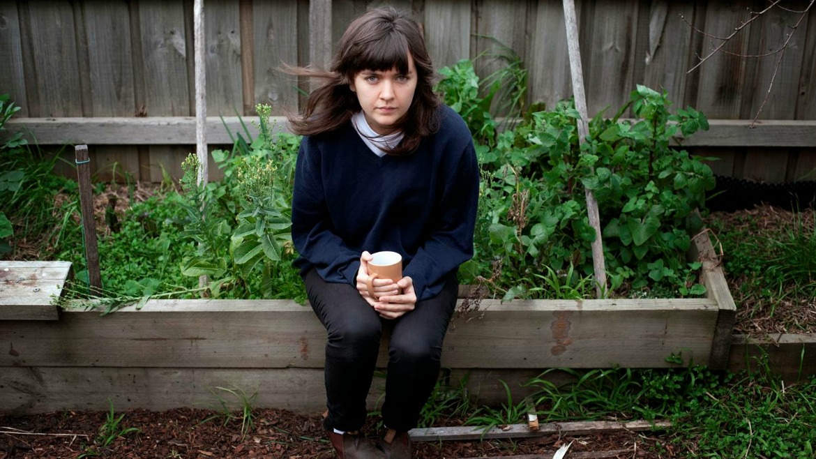 Courtney Barnett confirma nuevo disco y estrena Pedestrian at best